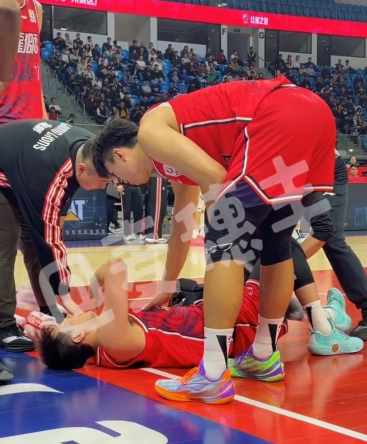 九游娱乐下载-郭艾伦膝盖受伤倒地之后 情绪崩溃了……仰面痛哭