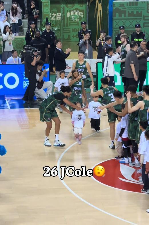 九游娱乐-美国说唱歌手J.Cole上演CBA首秀，5投0中未能拿分，网友：听自己的歌热身，手多少有点紧